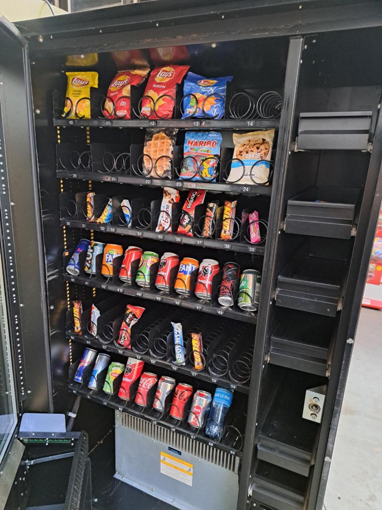 Fris / snack automaat gekoeld met voorraad ruimte, Ophalen