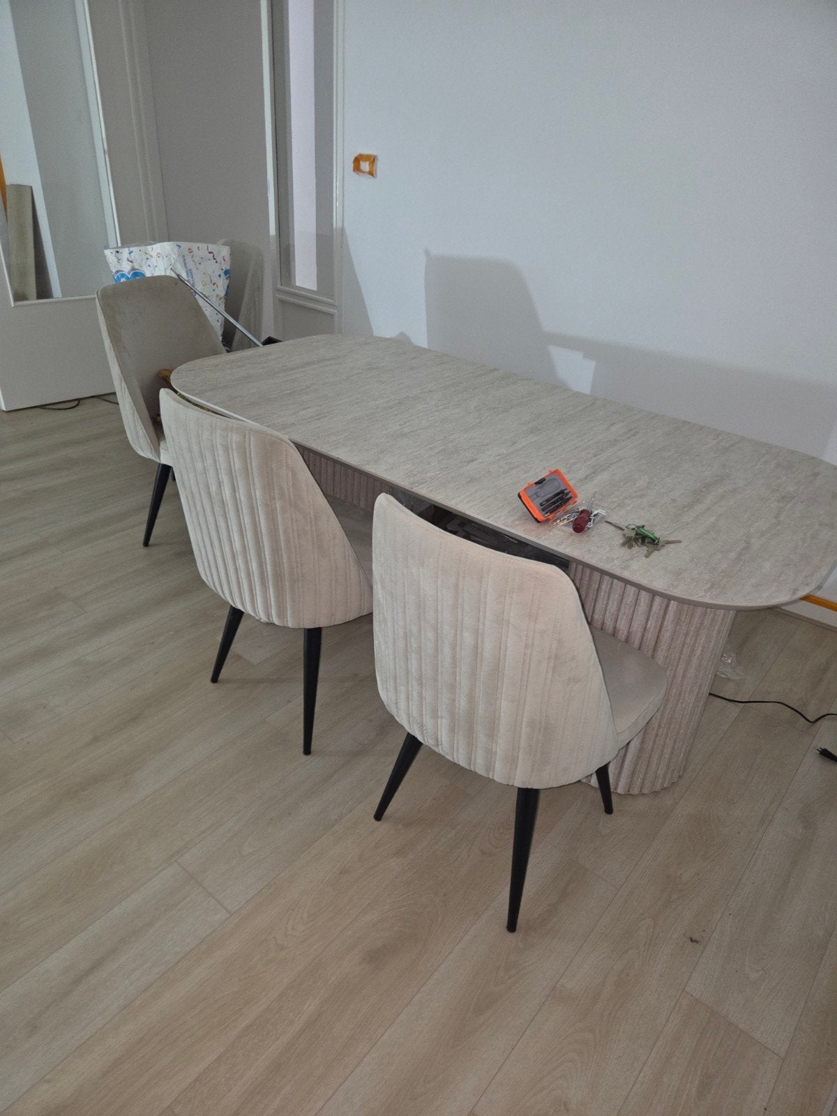 japandi Moderne ovale eettafel met 4 stoelen, Huis en Inrichting, Tafels | Eettafels, 100 tot 150 cm, Modern, Scandinavisch, Zo goed als nieuw