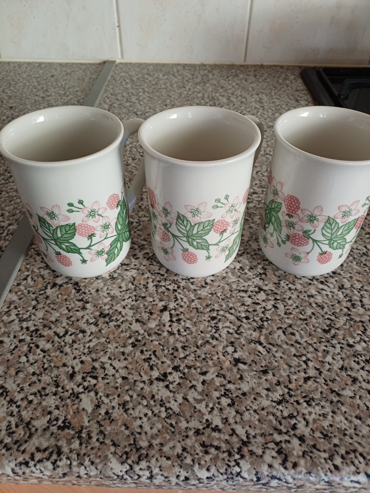 3 Churchill England mokken - Blueberry Rose motief, Huis en Inrichting, Keramiek, Vintage, Zo goed als nieuw, Mok