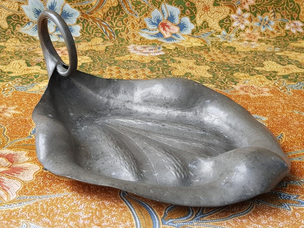 Mooie antieke schaal uit Frankrijk als een blad 25 cm. 1900., Antiek en Kunst, Antiek | Tin, Ophalen of Verzenden