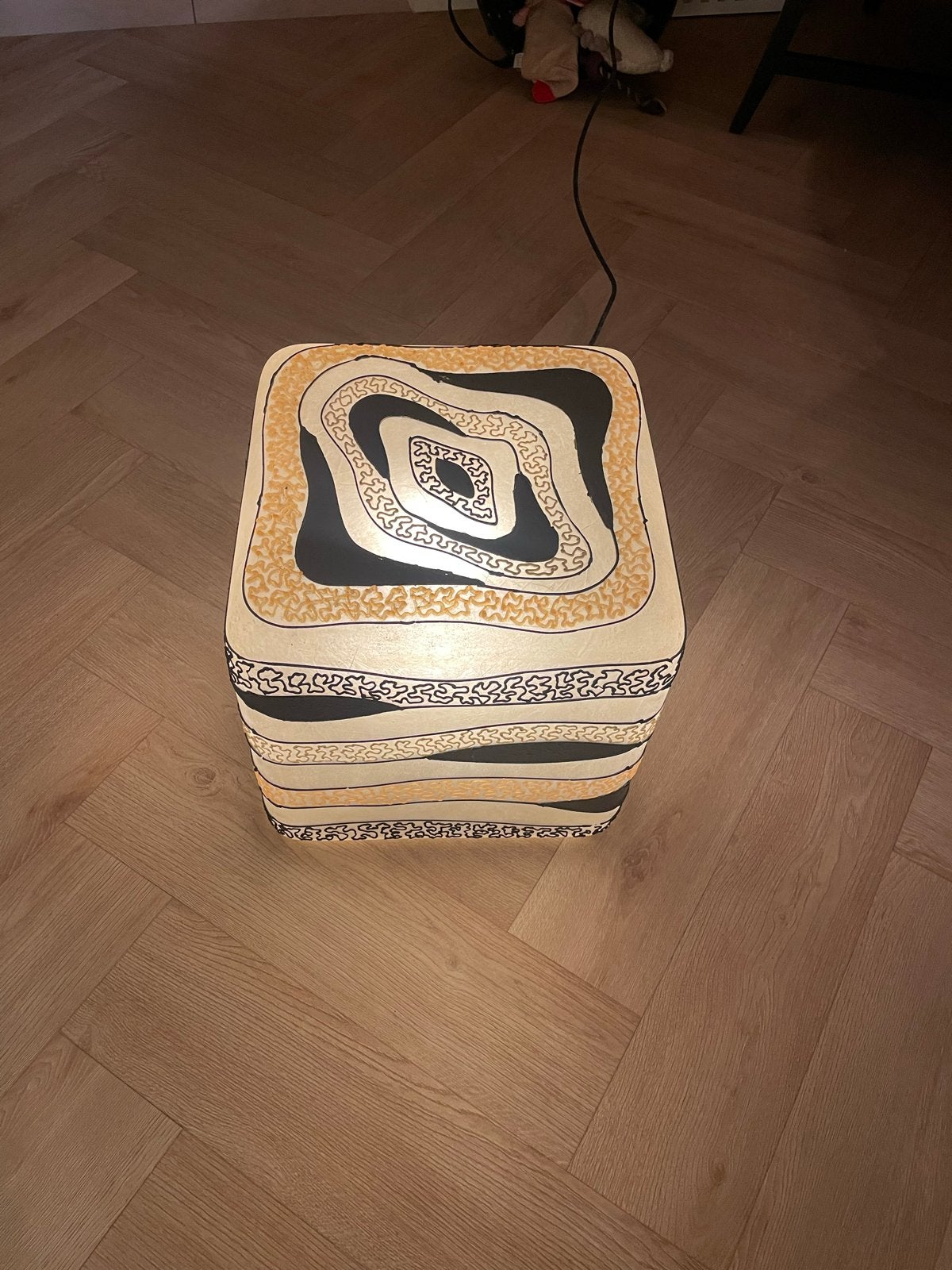 Luxe verlichte design poef / zitkruk (Gustav Klimt stijl), Huis en Inrichting, Overige stijlen, Waterbestendig, Kunststof, Meerkleurig