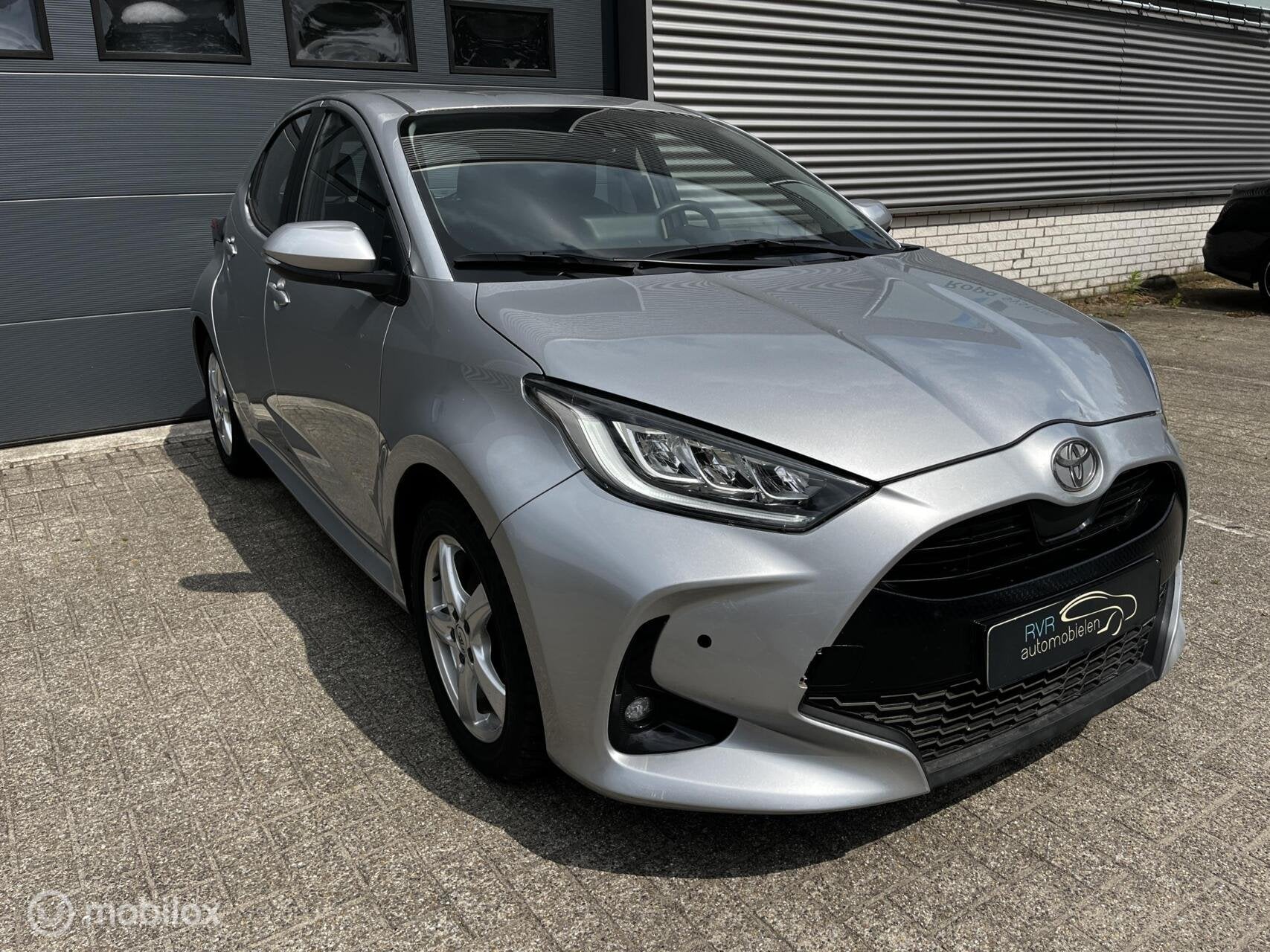 Toyota Yaris 1.5 VVT-i Active, Auto's, Toyota, Voorwielaandrijving, Gebruikt, Zwart, Stoelverwarming