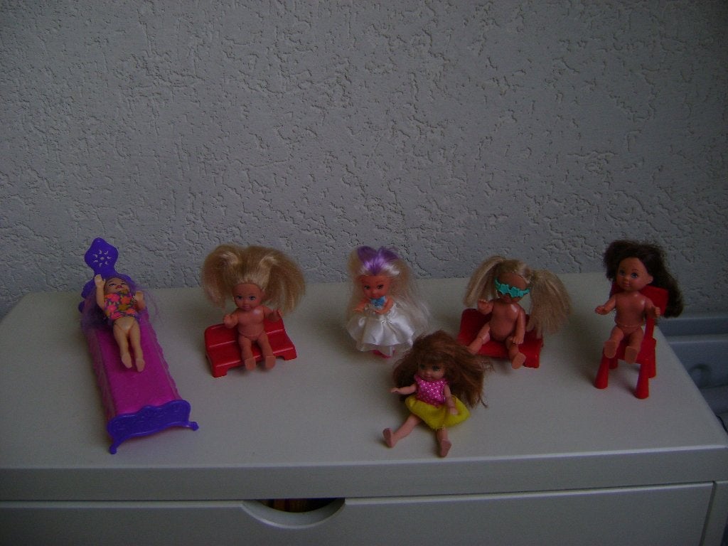 6 evi poppetjes 11cm met bed stoel en bank zonnebril enz, Ophalen of Verzenden, Zo goed als nieuw, Overige typen
