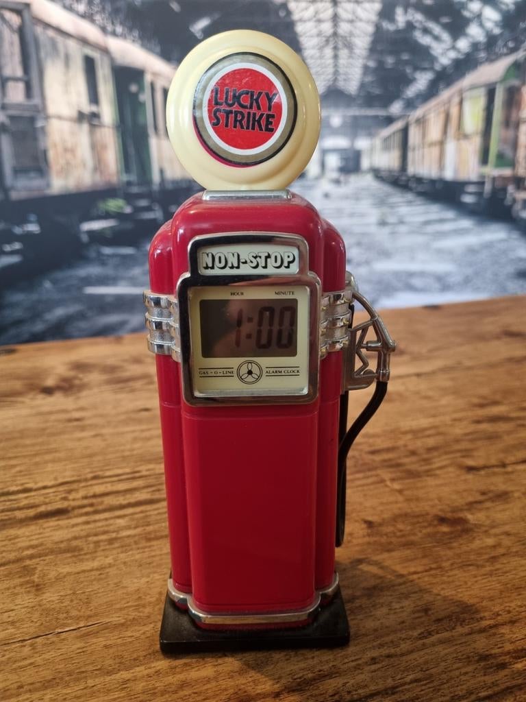 Lucky Strike Benzinepomp Wekker - Vintage Stijl, Verzamelen, Ophalen of Verzenden, Huis en Inrichting