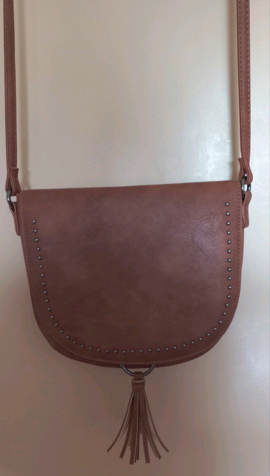 Crossbody tas / zadeltas cognac bruin met studs en kwastje, Sieraden, Tassen en Uiterlijk, Ophalen of Verzenden, Zo goed als nieuw