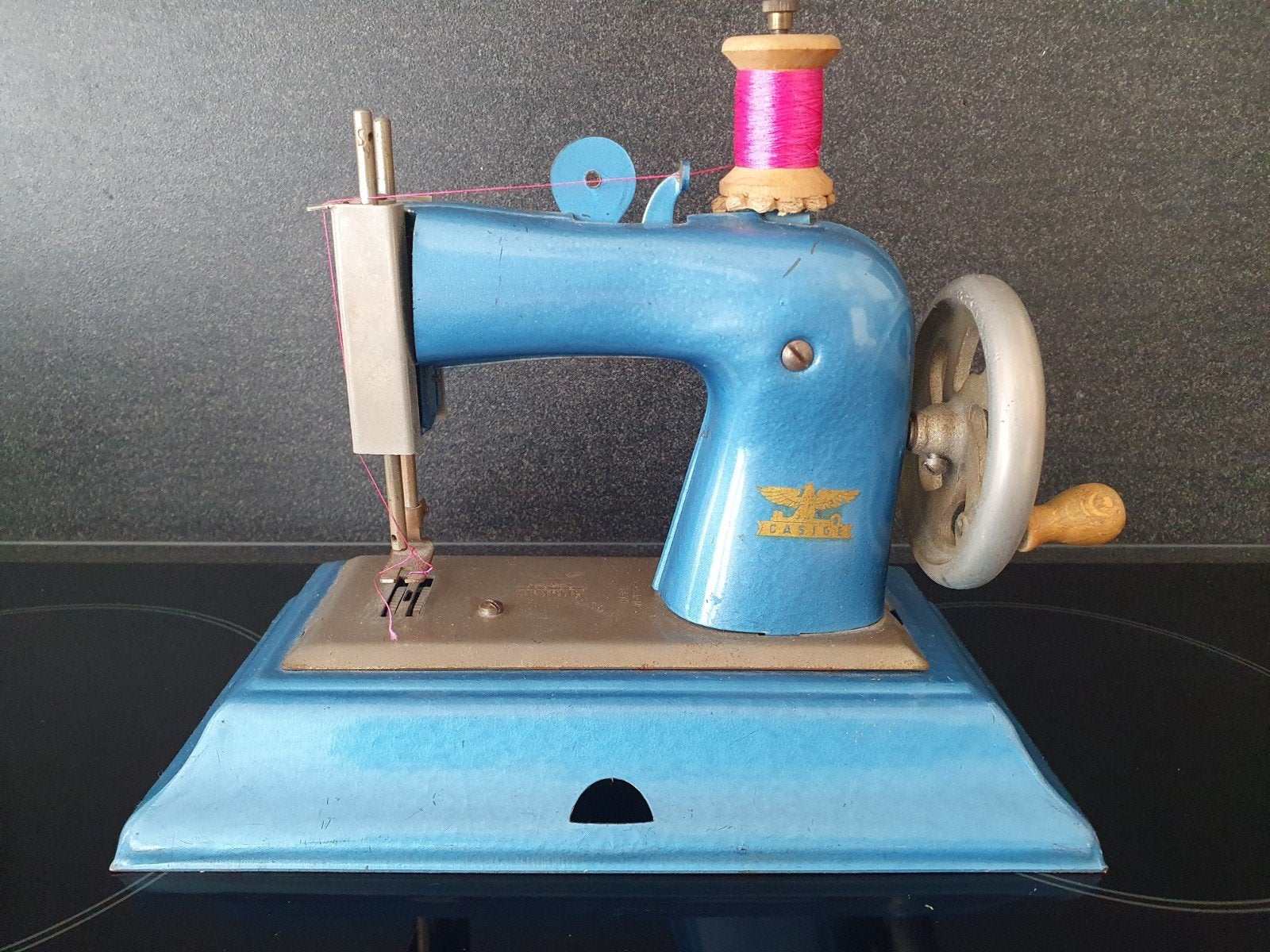 Vintage metalen mini speelgoed naaimachine Casige, Ophalen