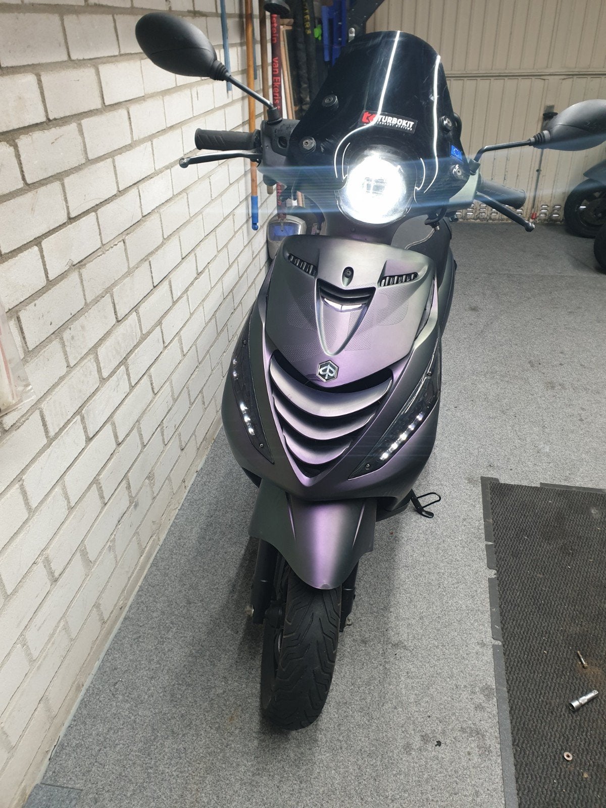 Piaggio zip 2017 brom full option GEREVISEERD BLOK !!!!, Fietsen en Brommers, Scooters | Piaggio, Ophalen, Zo goed als nieuw, Benzine