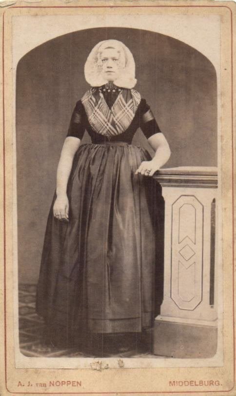 CDV - A.J. van Noppen - Dame in  Zeeuwse klederdracht, Gebruikt, Foto, Klederdracht, Ophalen of Verzenden