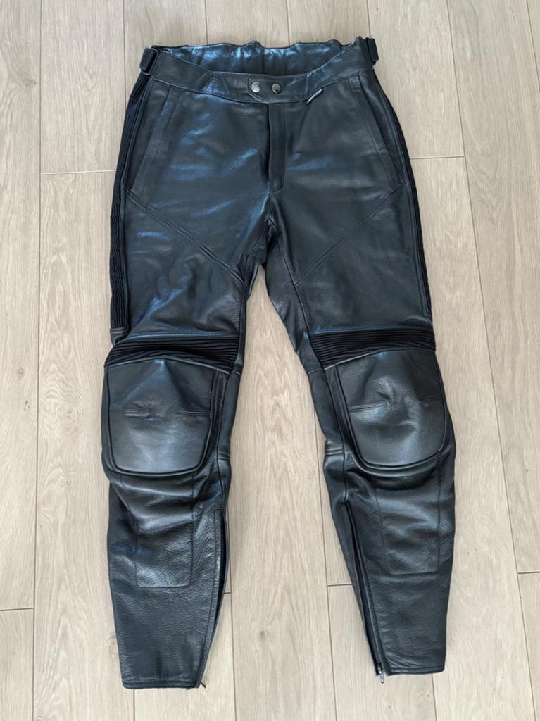 Akito Leren motorbroek maat 52, Motoren, Ophalen of Verzenden, Tweedehands, Heren, Broek | leer