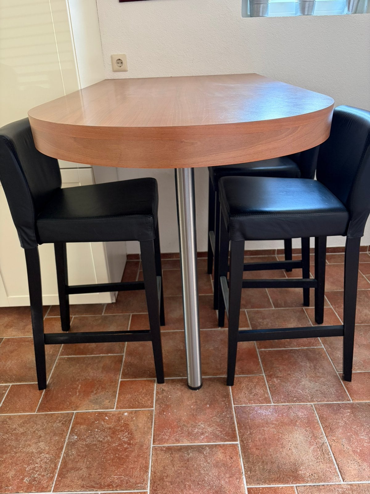 Bar met 3 krukken, Ophalen, Zo goed als nieuw