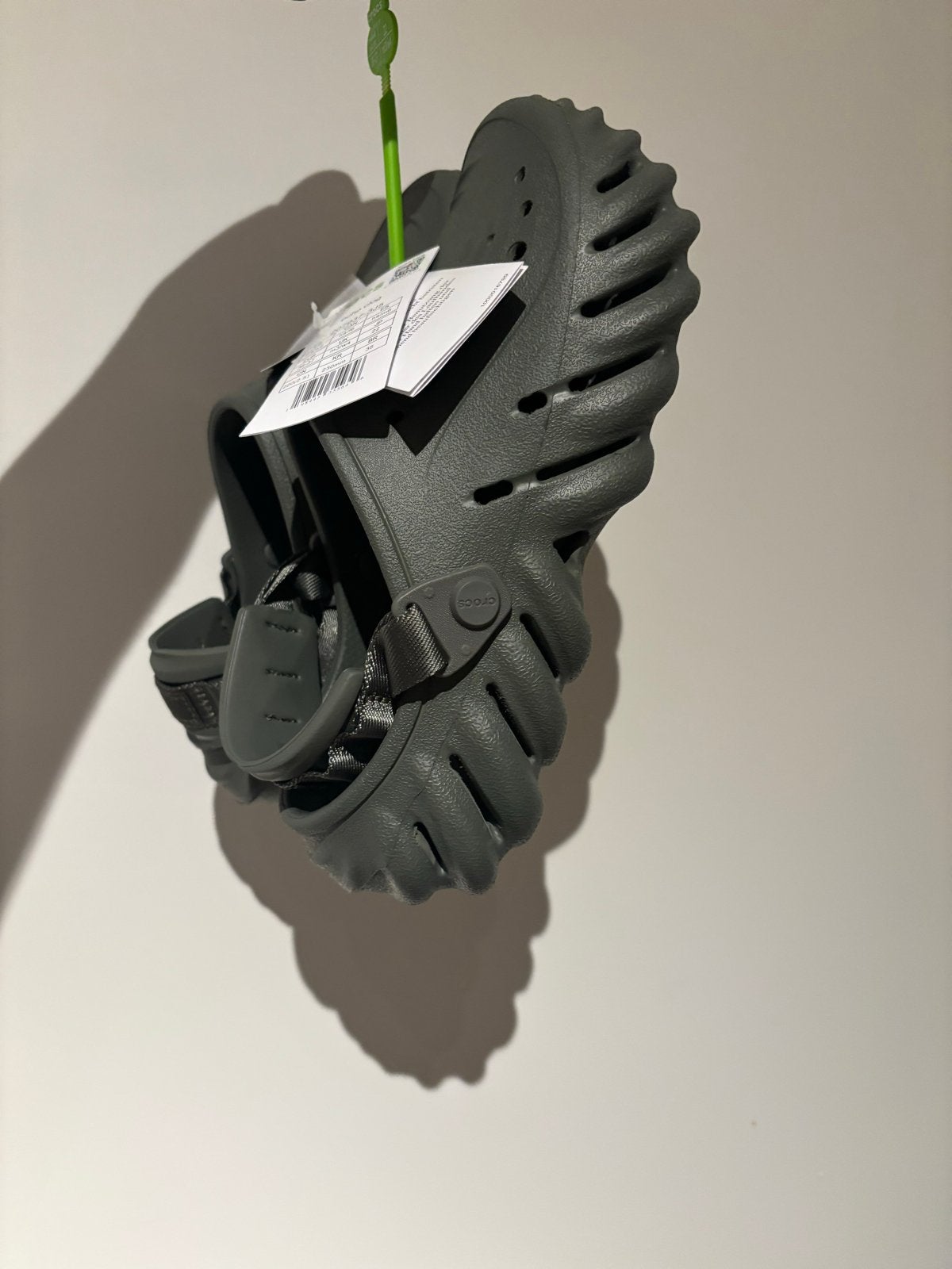 Nieuwe crocs te koop maar 36/37, Kleding | Dames, Schoenen, Ophalen, Nieuw, Grijs, Slippers