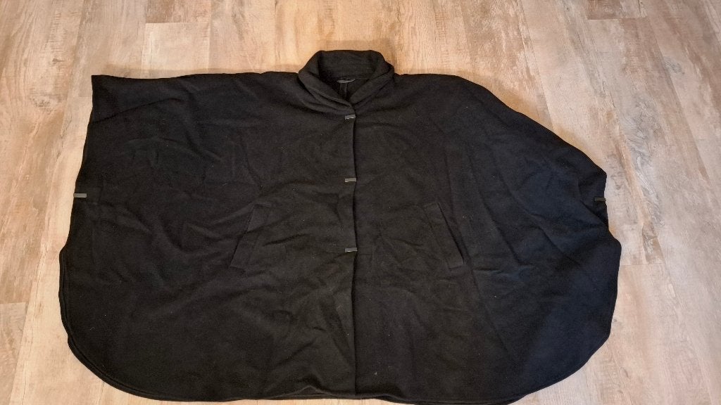 Warme Poncho voor een dame, Kleding | Dames, Ophalen of Verzenden, Zo goed als nieuw, Zwart, Jas of Mantel