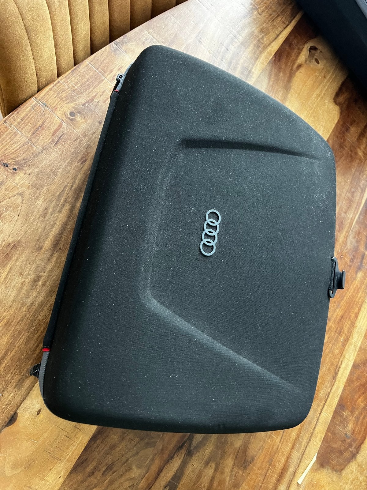 Audi opklapbare tas - Harde tas voor hoofdsteun (Nieuw), Ophalen of Verzenden, Nieuw