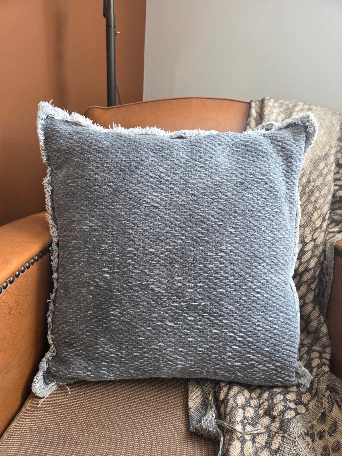 2 Grijze kussens van Unique Living 45x45 cm, Ophalen of Verzenden, Zo goed als nieuw, Grijs, Vierkant