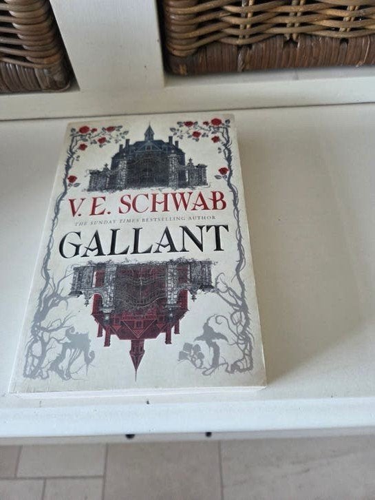 V.E.Schwab  - Gallant, Boeken, Ophalen of Verzenden, Gelezen
