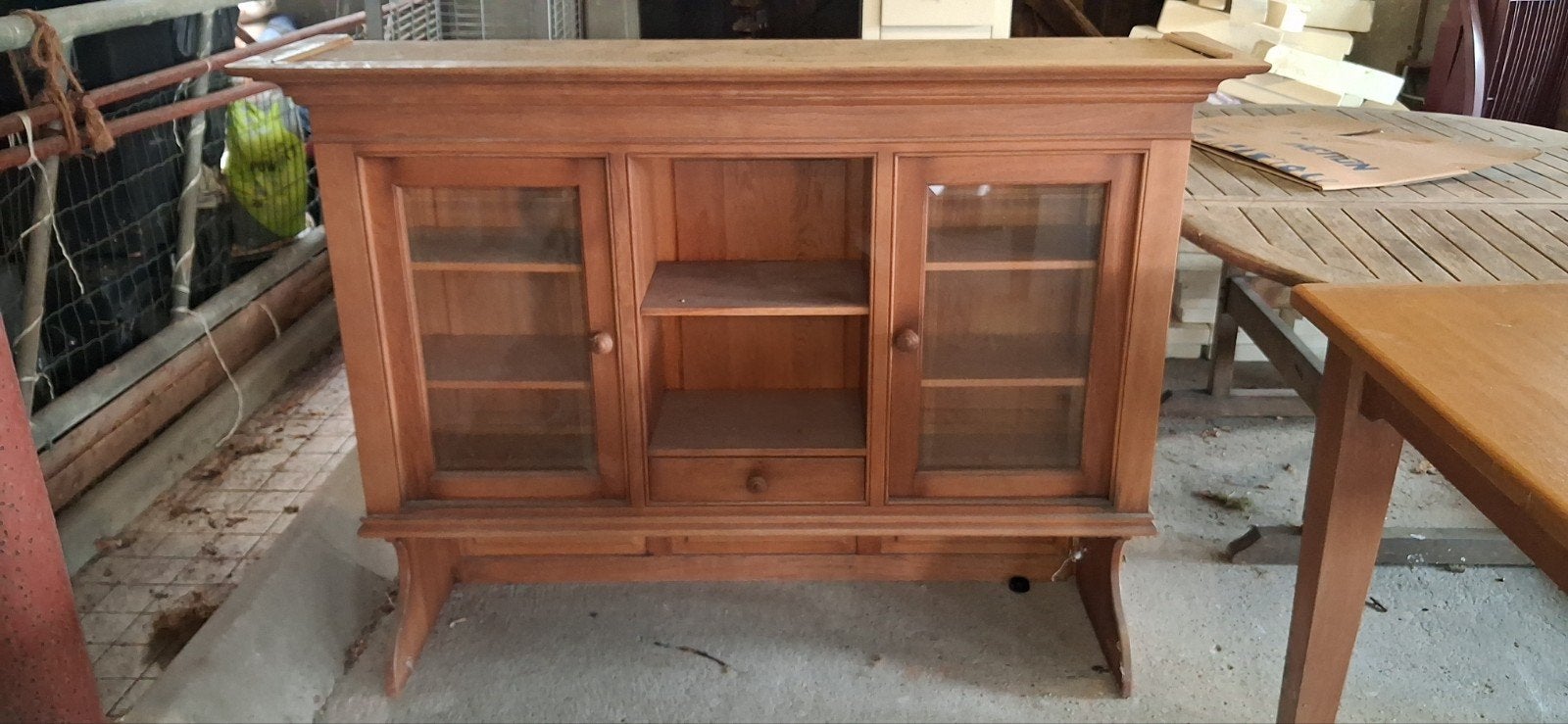 Houten dressoir met glazen deuren en lade, Ophalen