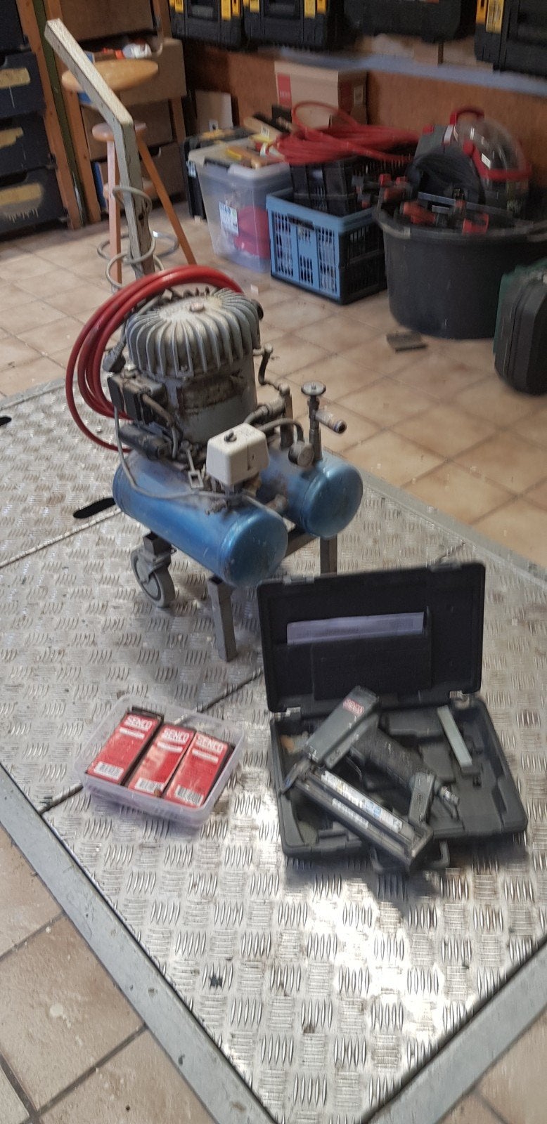Compressor  geluidloos Jun-air  met senco spijkerautomaat, Doe-het-zelf en Verbouw, Compressors, Minder dan 25 liter, Ophalen of Verzenden