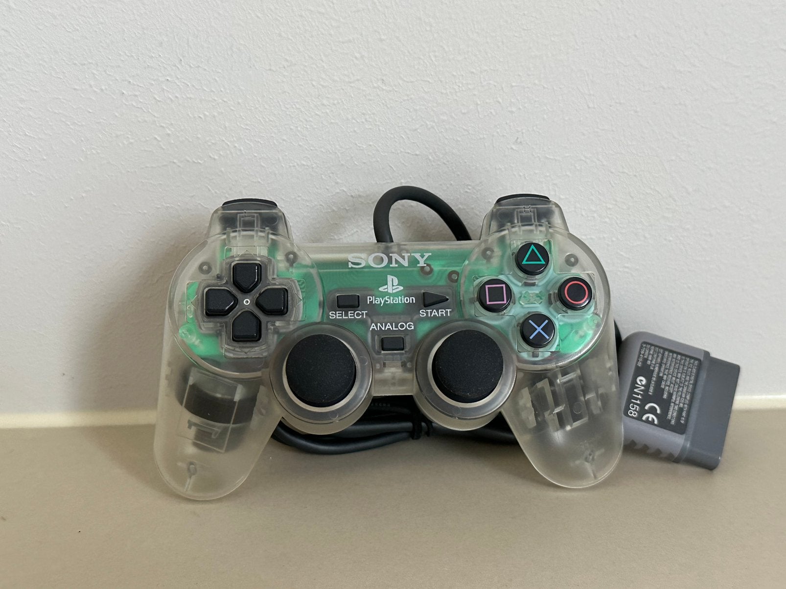 🎮 PS1 Sony DualShock Analog Controller SCPH-1200 (Crystal), Ophalen of Verzenden, Zo goed als nieuw, Controller, PlayStation 1