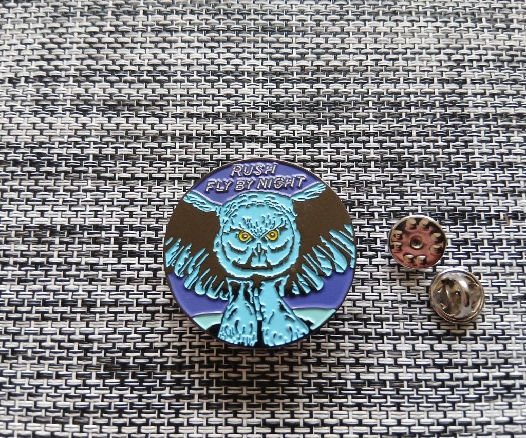 Rush zeer mooie   nieuwe  fly by night  pin speld badge n5, Verzenden, Nieuw, Overige typen