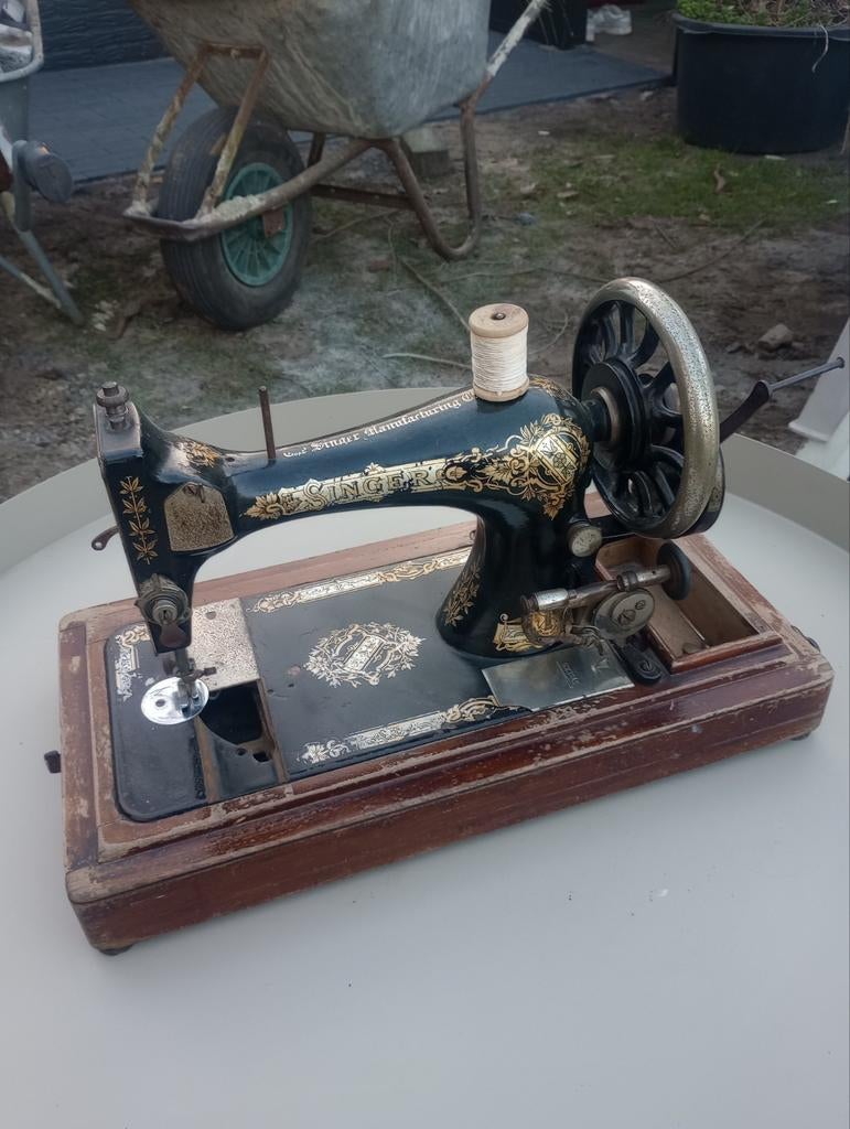 Antieke naaimachine, Ophalen