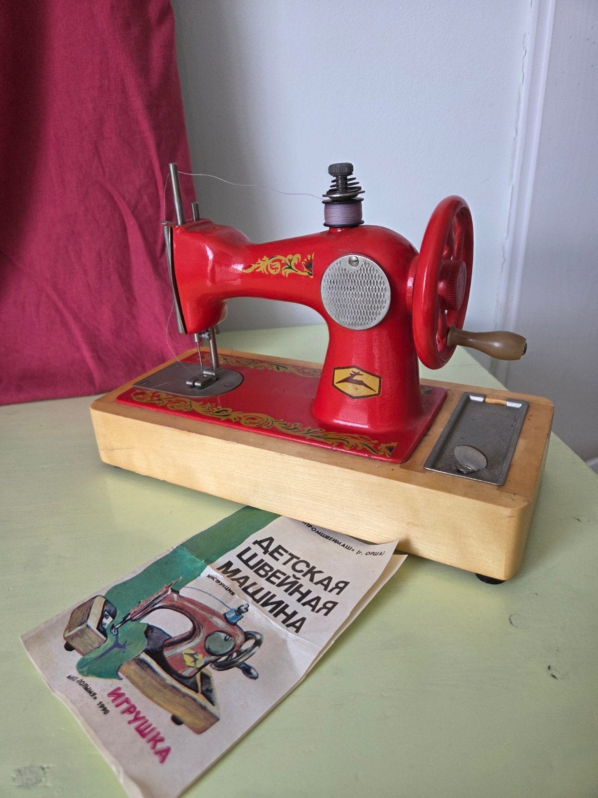 Vintage Rode Kindernaaimachine uit USSR, met Handleiding, Ophalen of Verzenden