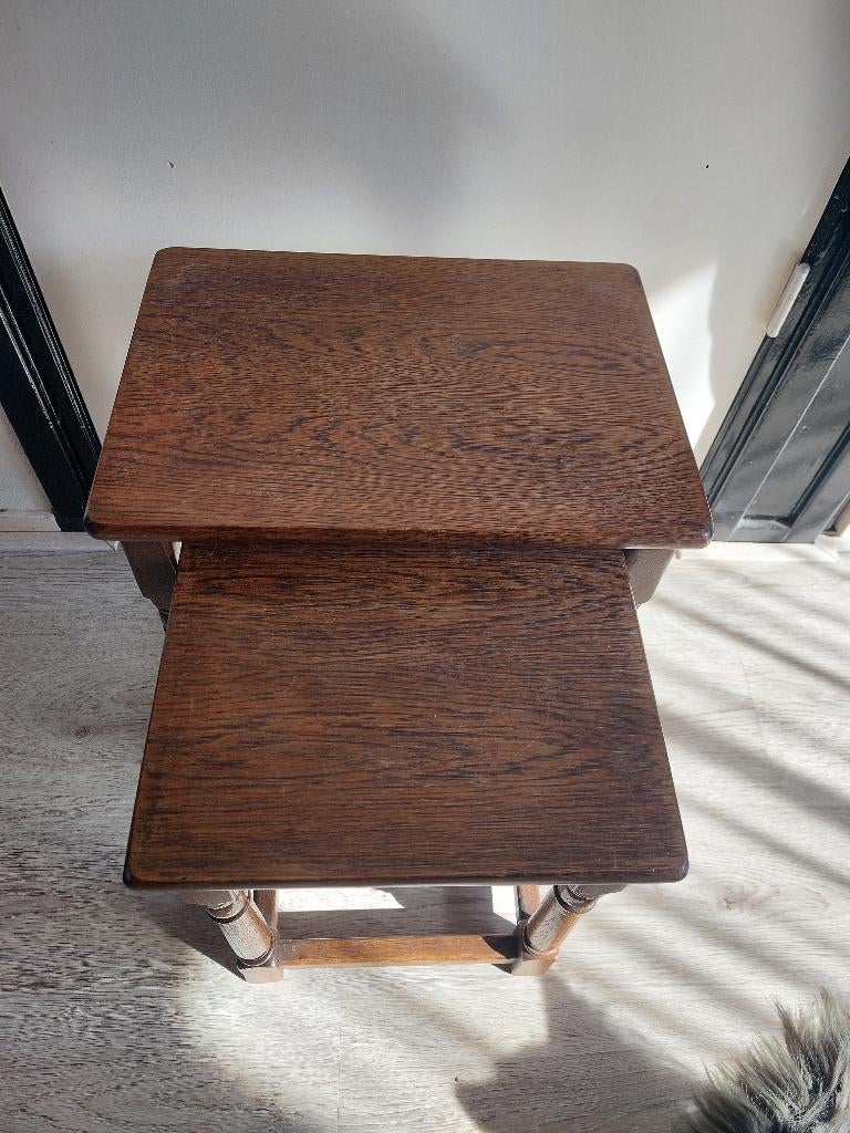 twee donker eiken bijzet tafels, Minder dan 55 cm, Vintage, Zo goed als nieuw, Rechthoekig