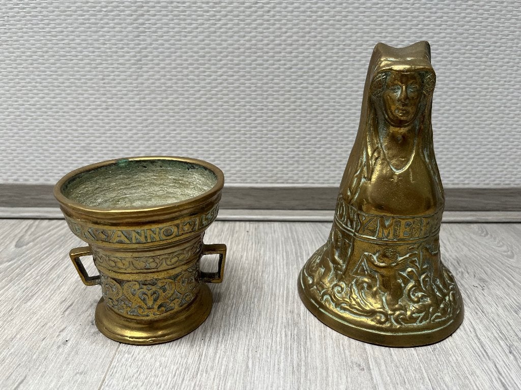 Antieke vijzel en bel met inscripties, brons, Antiek en Kunst, Antiek | Koper en Brons, Ophalen of Verzenden, Brons