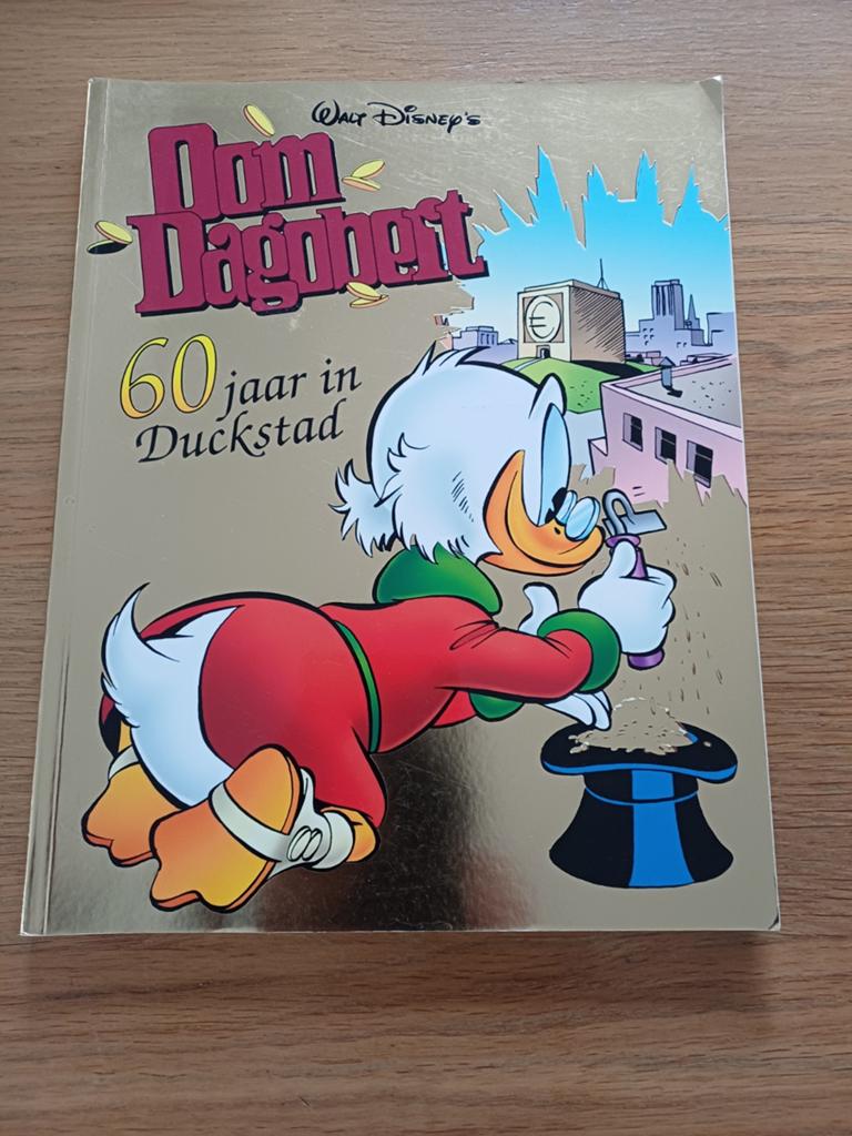 Oom Dagobert  60 jaar in Duckstad, Boeken, Stripboeken, Eén stripboek, Ophalen of Verzenden, Zo goed als nieuw