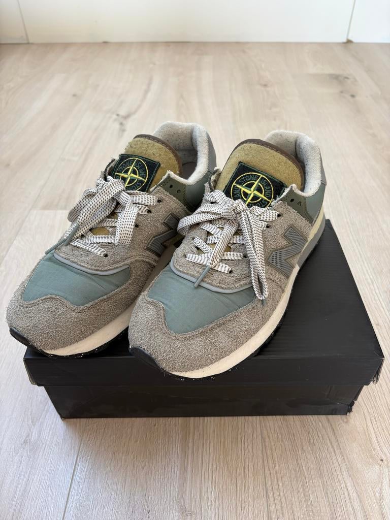 Stone Island x New Balance 574 Legacy - Steel Blue - Maat 44, Kleding | Heren, Schoenen, Blauw, Nieuw, Ophalen of Verzenden, Sneakers of Gympen