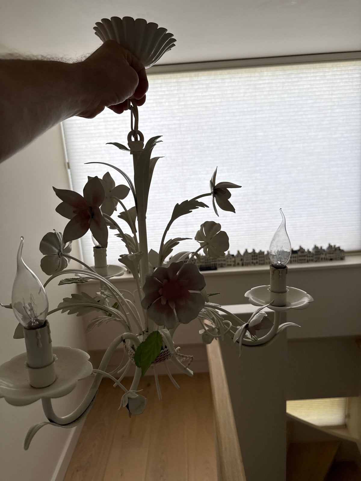 Vintage bloemen kroonluchter - wit metaal, Ophalen, Gebruikt, Metaal, E14 (klein)
