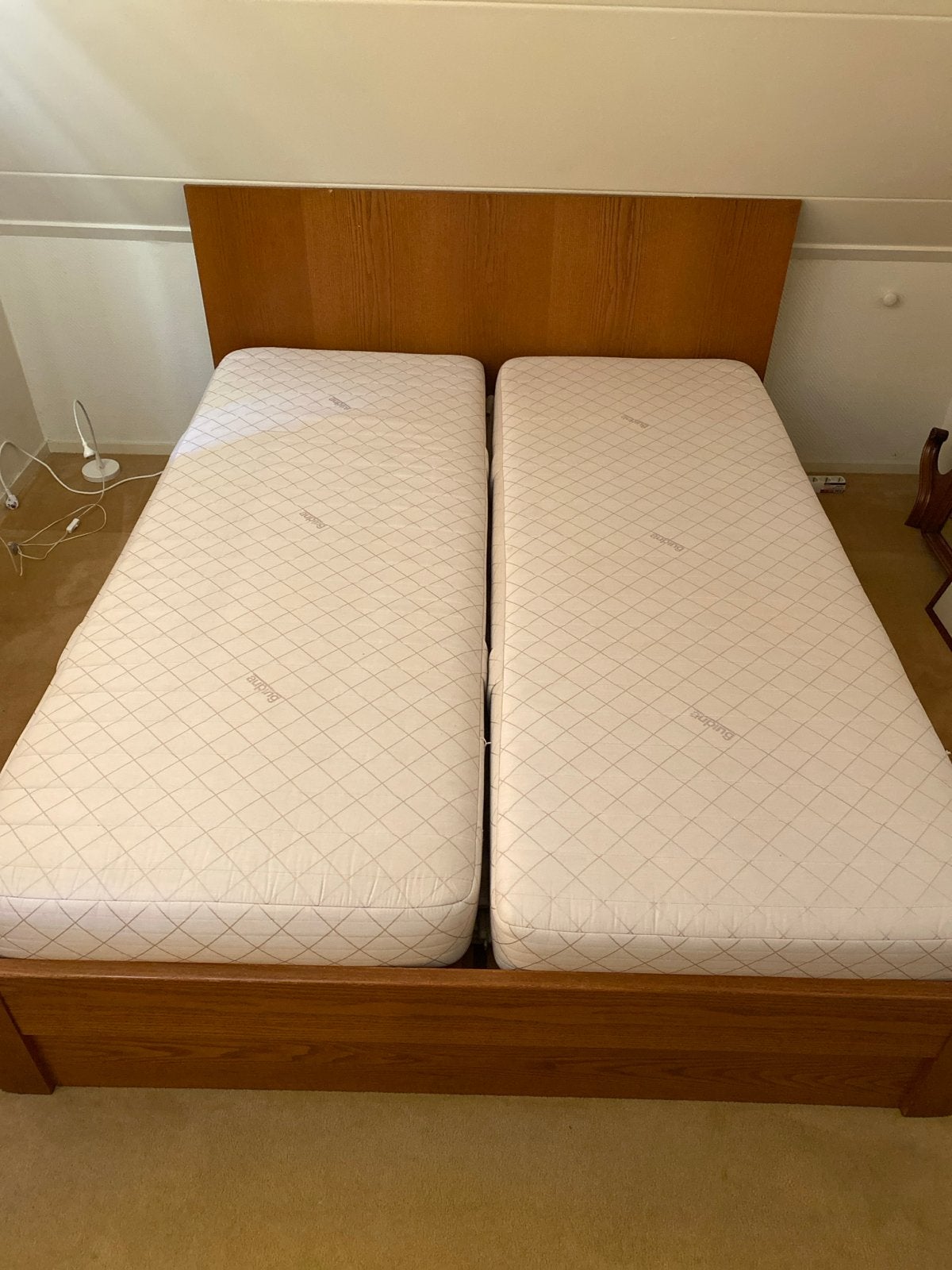 Houten tweepersoonsbed met matrassen, Huis en Inrichting, Slaapkamer | Bedden, Ophalen, Gebruikt, Bruin, Tweepersoons