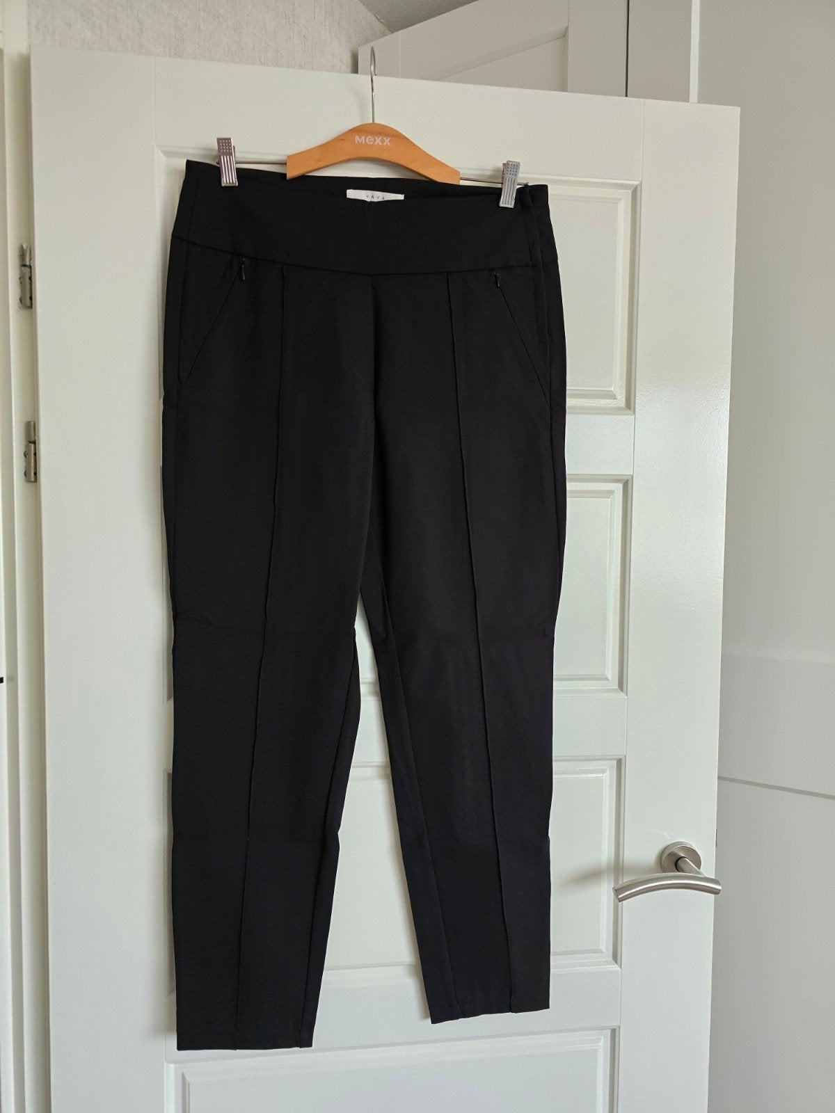 Te koop zwarte dames broek met 2 zijzakken met ritsjes, merk, Zwart, Maat 42/44 (L), Ophalen of Verzenden, Zo goed als nieuw