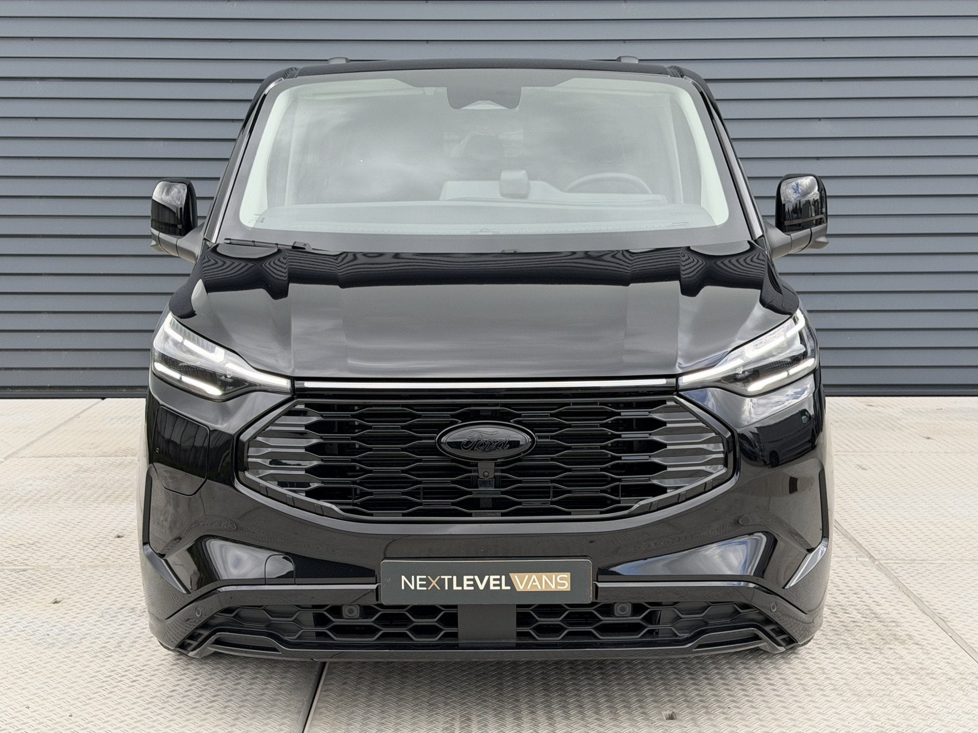 Ford E-Transit Cust. 320 L2H1 Sport 71 kWh DC | Next Level E, Auto's, Automaat, Achterwielaandrijving, Gebruikt, Zwart