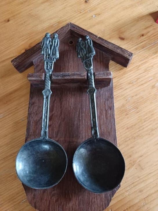 2 Tinnen Bruidslepels bruids lepels op Houten Plank, Ophalen of Verzenden