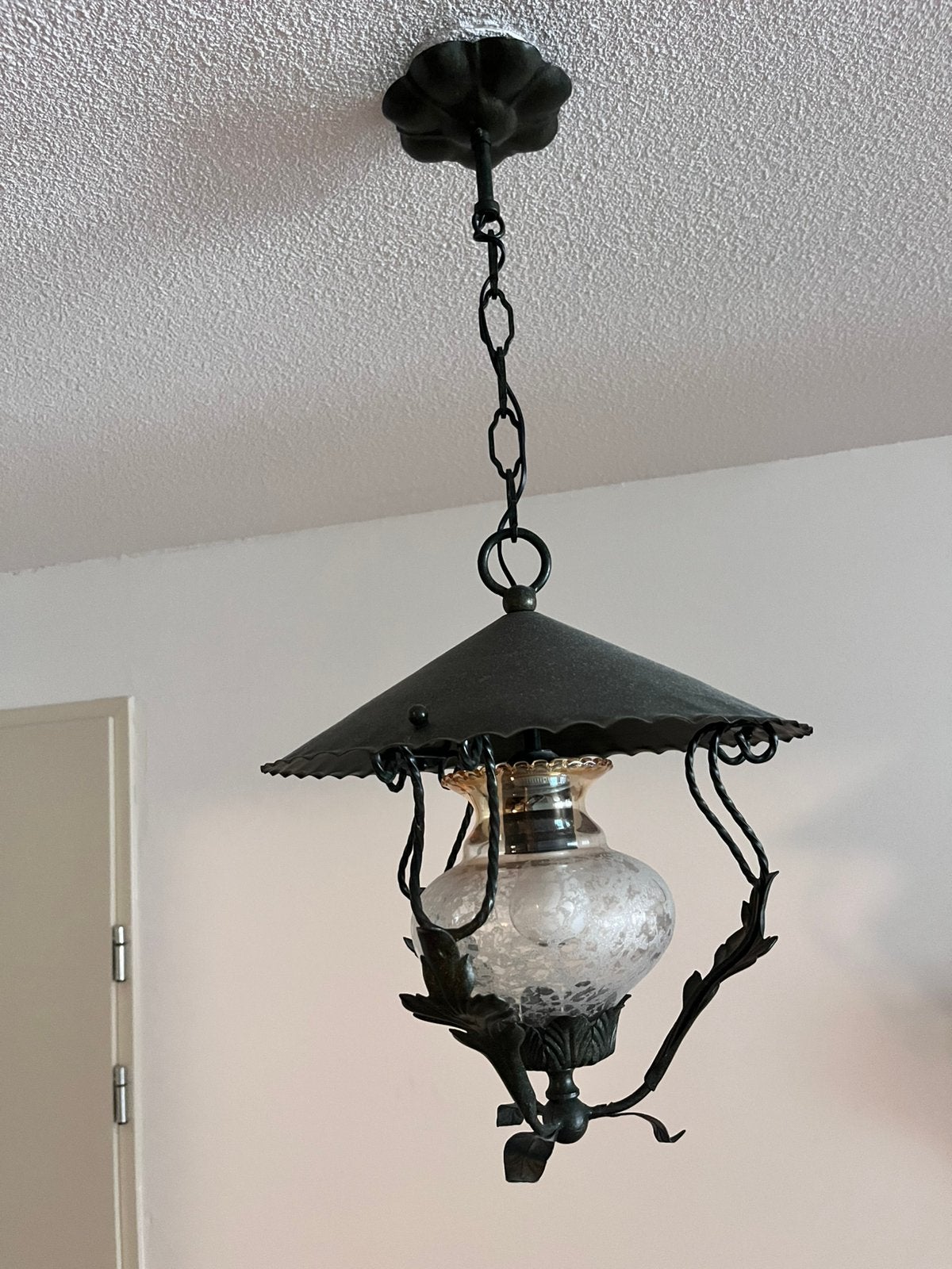 Antieke hanglamp. Groen met glazen bewerkte kap, Ophalen of Verzenden