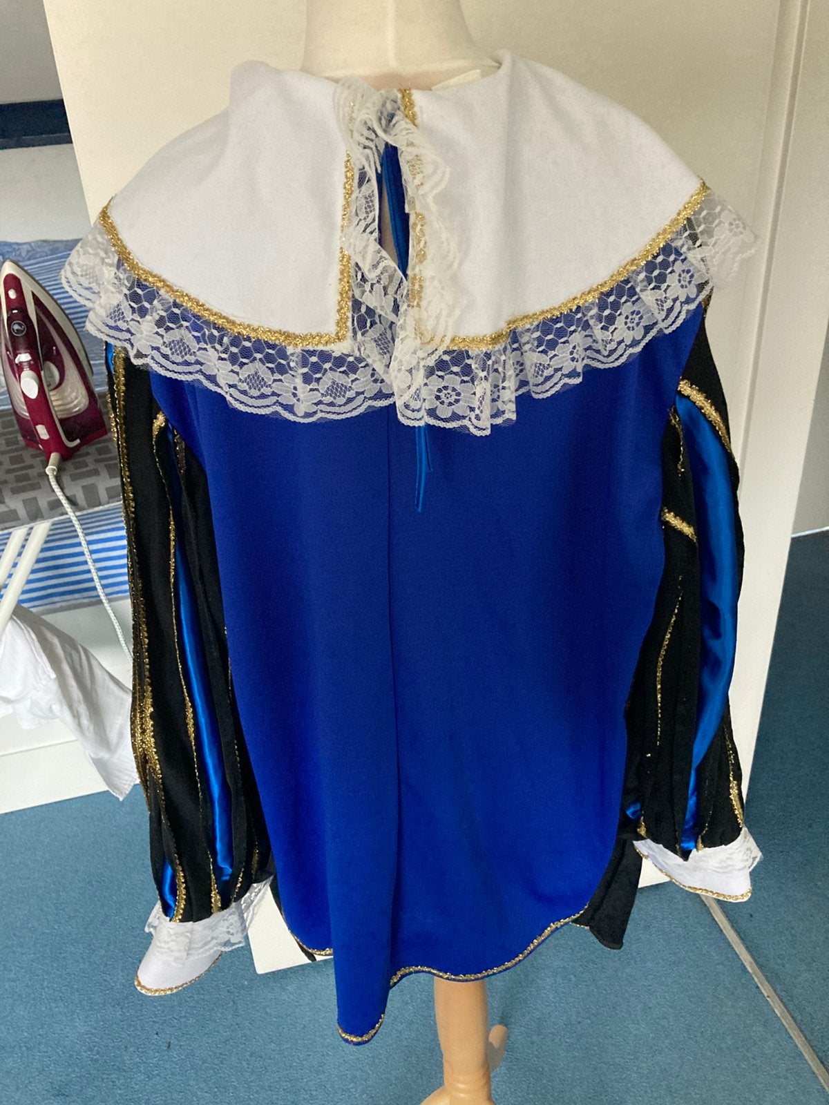 Prins carnaval jas xl met laarsen over schoenen, Kleding | Dames, Carnavalskleding en Feestkleding, Carnaval, Maat 46/48 (XL) of groter