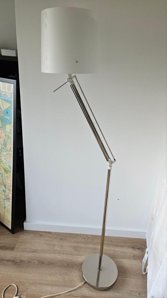 Verstelbare staande lamp met witte kap, Huis en Inrichting, Lampen | Vloerlampen, Zo goed als nieuw, 150 tot 200 cm, Metaal, Ophalen