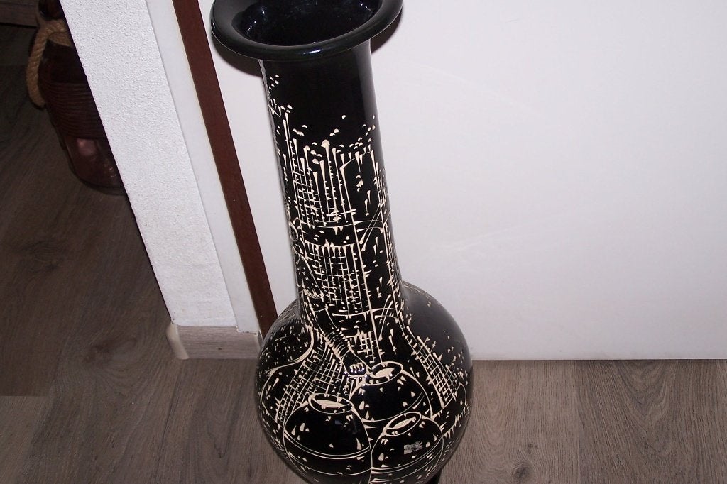 Zwarte vaas met witte decoratie - 70 cm hoog. Zie foto's., Overige materialen, Zwart, Ophalen of Verzenden, Zo goed als nieuw