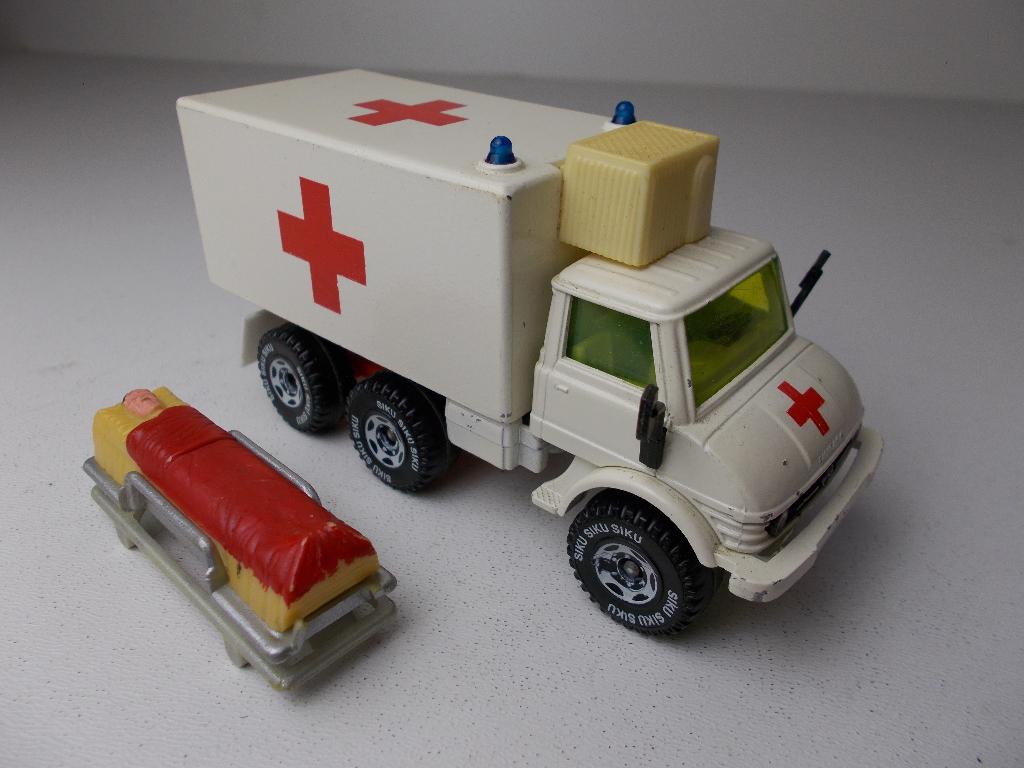 1978 SIKU 2218 MERCEDES UNIMOG AMBULANCE + BRANCARD I.z.g.st, Ophalen of Verzenden, Zo goed als nieuw, Bus of Vrachtwagen, SIKU