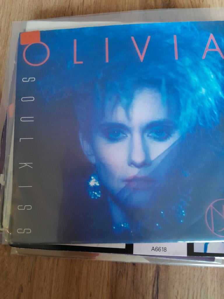 Olivia newton john 7inch soul kiss, Ophalen of Verzenden, Zo goed als nieuw, Pop
