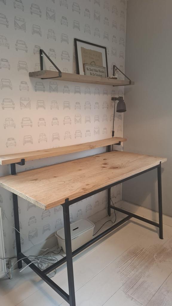 Mooie bureau (hout en staal), Huis en Inrichting, Bureaus, Zo goed als nieuw, Computerbureau, Industrieel, Hout, Ophalen