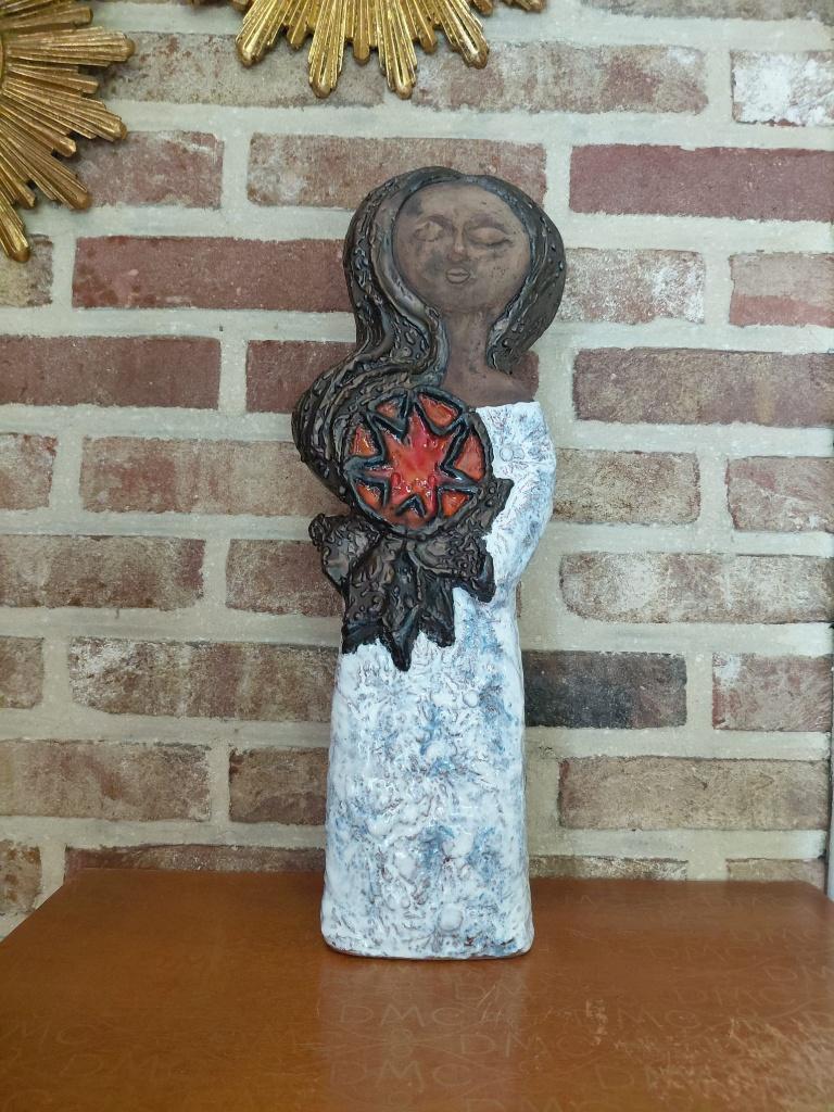 Vrouwenbeeld in geglazuurde keramiek van Elisabeth Vdeweghe, Antiek en Kunst, Antiek | Keramiek en Aardewerk, Ophalen of Verzenden