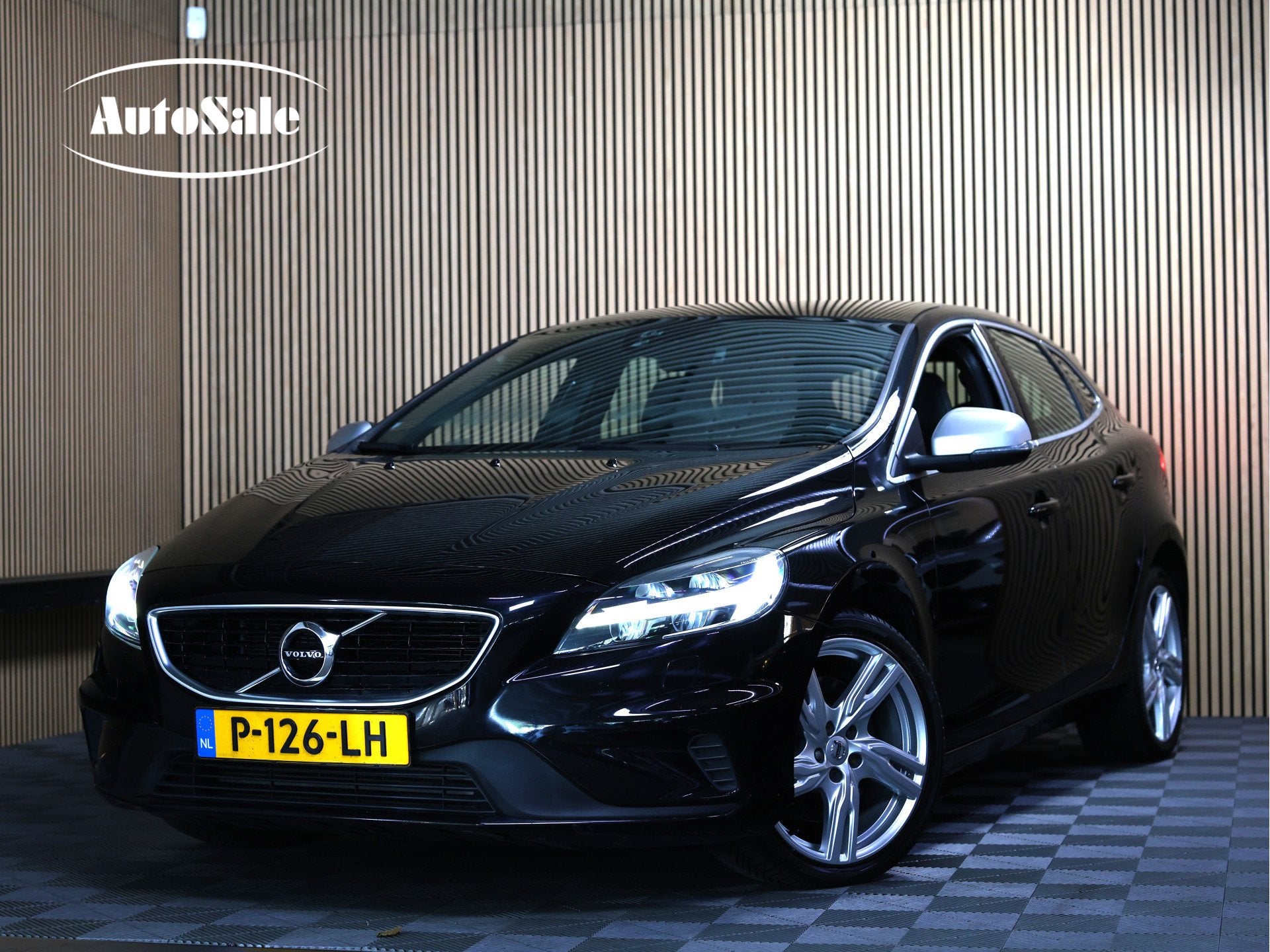 Volvo V40 2.0 T5 R-Design AVM NAVI CLIMA CRUISE PDC STOELVER, Gebruikt, 4 cilinders, Automatische klimaatregeling, Zwart