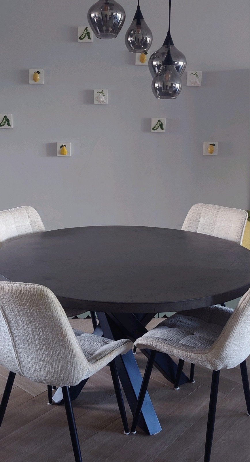 Beton Ciré Antraciet Ronde Eettafel 130 cm Zwarte Poot, Huis en Inrichting, Ophalen, Overige materialen, Gebruikt, Rond