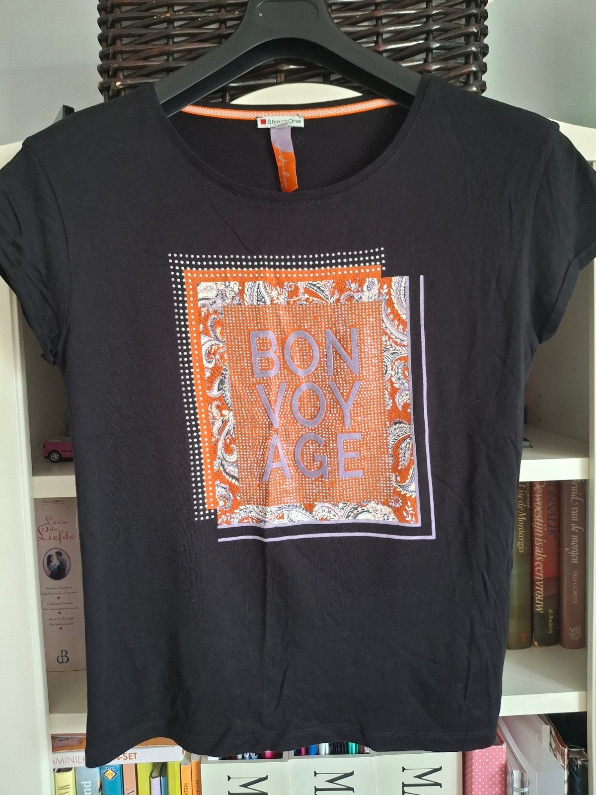 Top StreetOne maat 38 zwart
Opdruk Bon Voyage, Maat 38/40 (M), Zwart, Street One, Ophalen of Verzenden