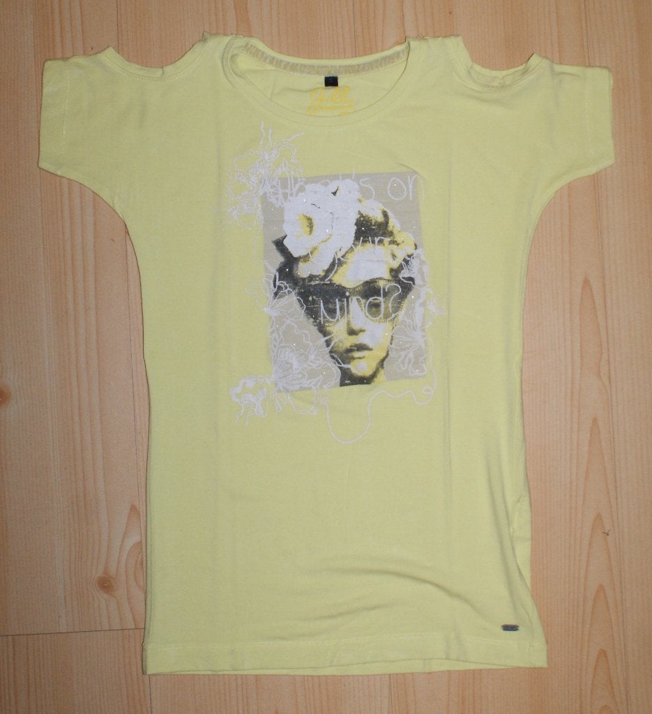 Jill shirt maat 140 met gaten op de schouders en opdruk., Gebruikt, Meisje, Ophalen of Verzenden, Shirt of Longsleeve