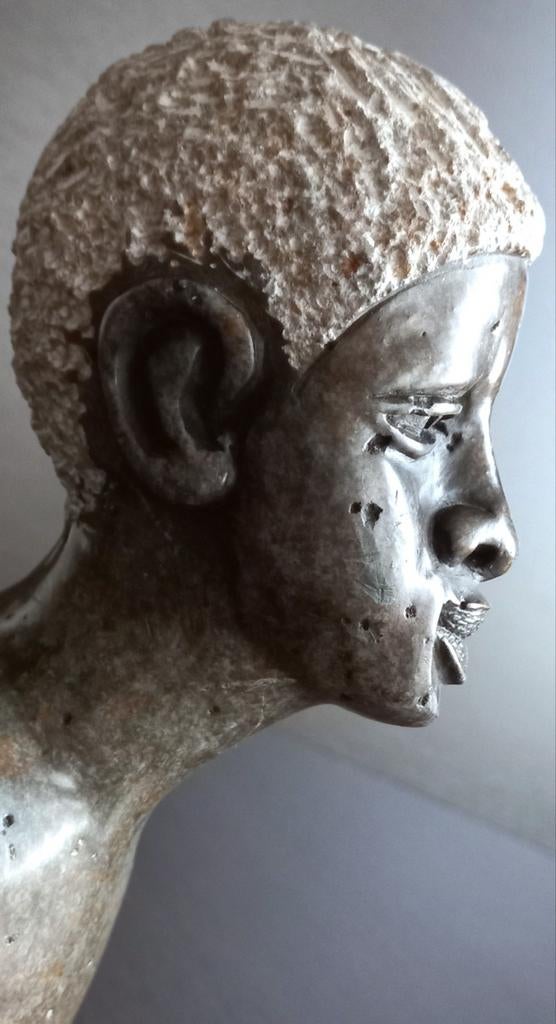 Stenen buste sculptuur van een Afrikaanse jongen, Antiek en Kunst, Ophalen of Verzenden