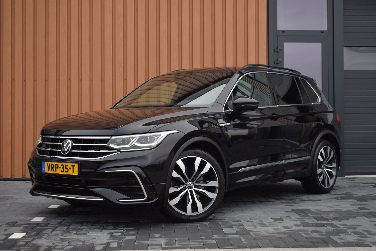 Volkswagen Tiguan 2.0 TDI 200pk DSG 4-Motion R-line | Grijs, Auto's, Bestelauto's, Gebruikt, 4 cilinders, Alcantara, Zwart