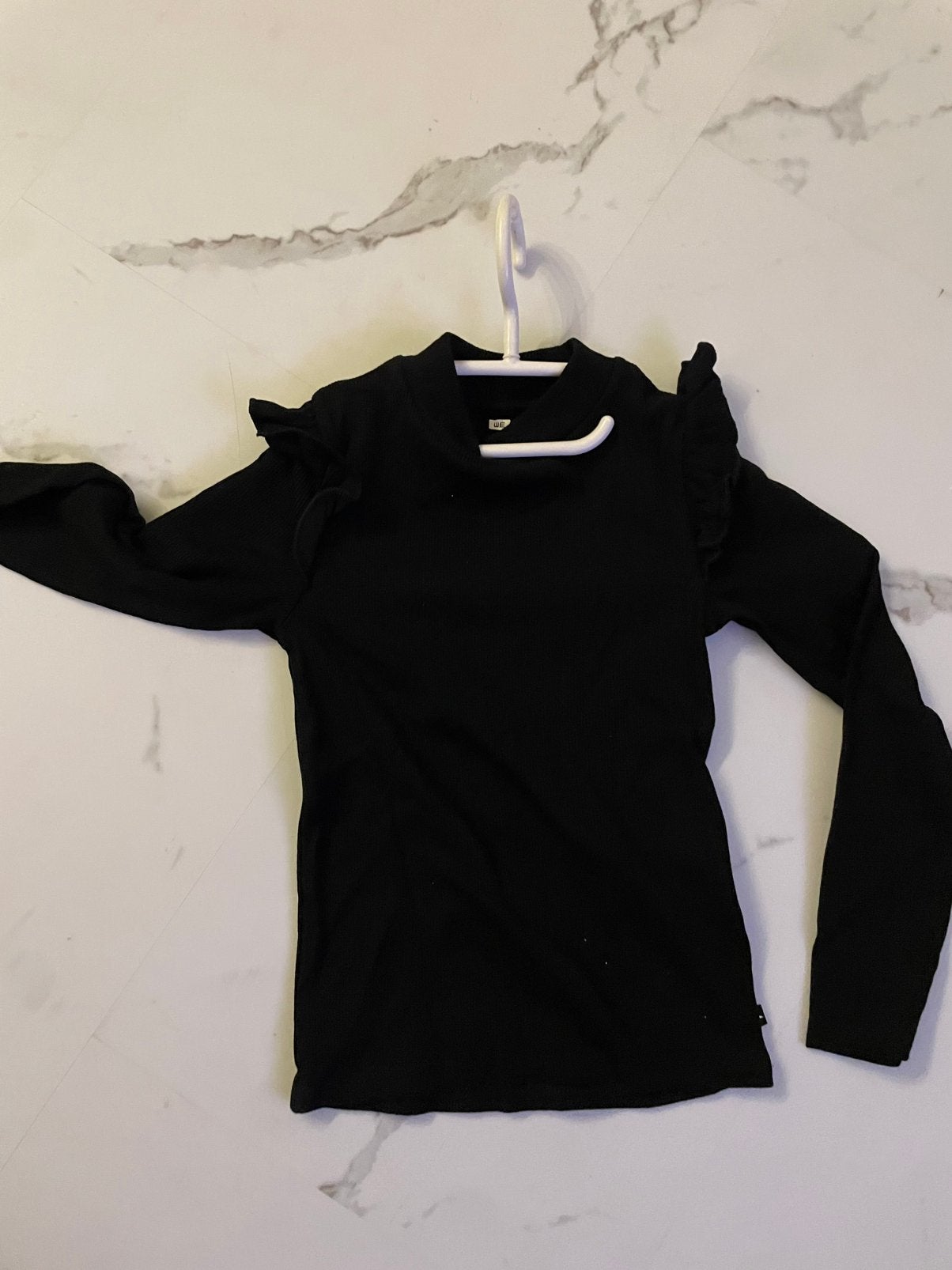 Zwarte longsleeve met ruches - WE - Maat 110/116, Ophalen of Verzenden, Zo goed als nieuw, Meisje, Shirt of Longsleeve