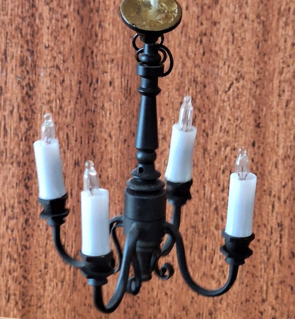 Kroonluchter zwart met 4 kaarsen voor het poppenhuis, Ophalen of Verzenden, Gebruikt, Poppenhuis